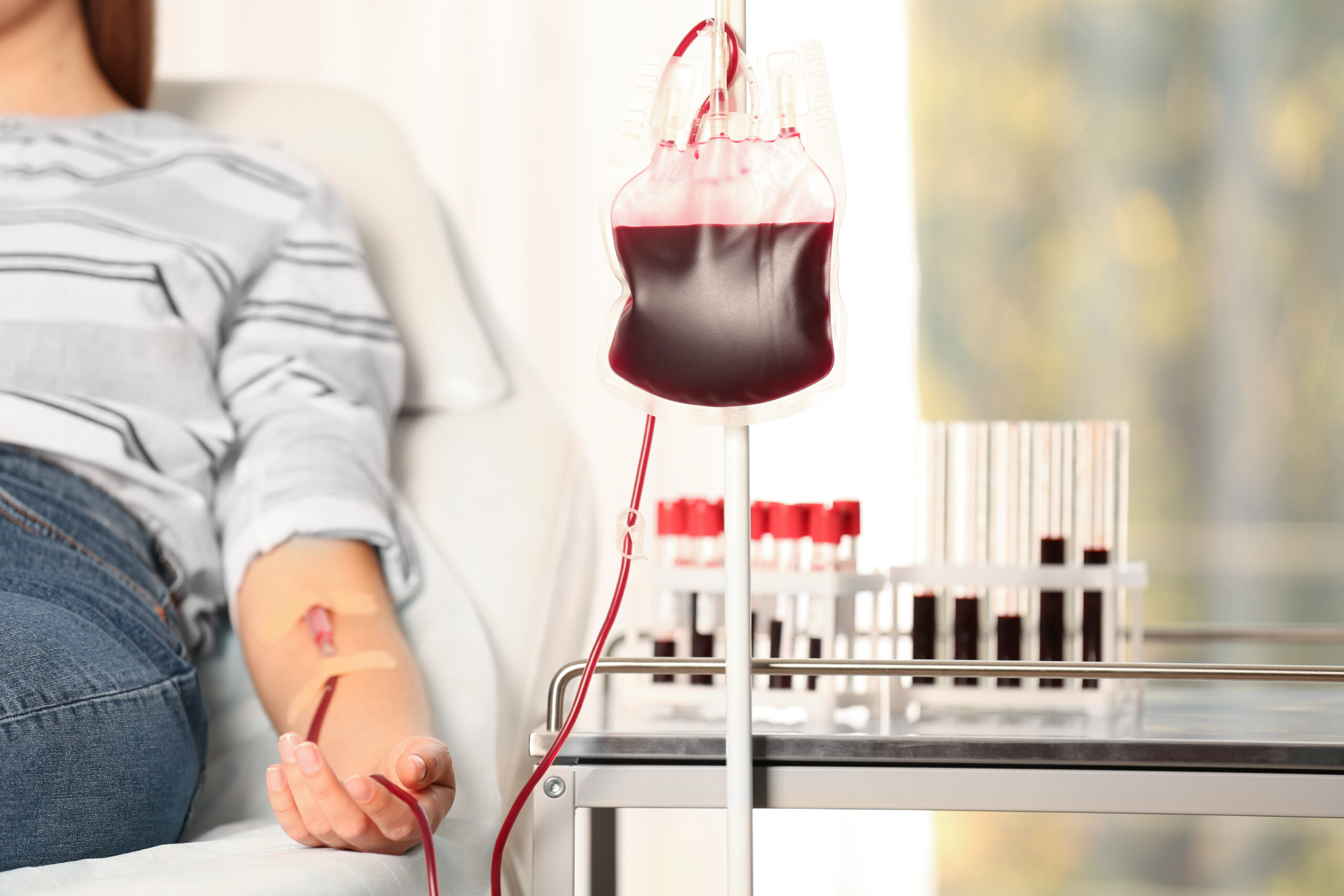 Метод донора. Переливание инфицированной крови. Девушке переливают кровь. Донорство.